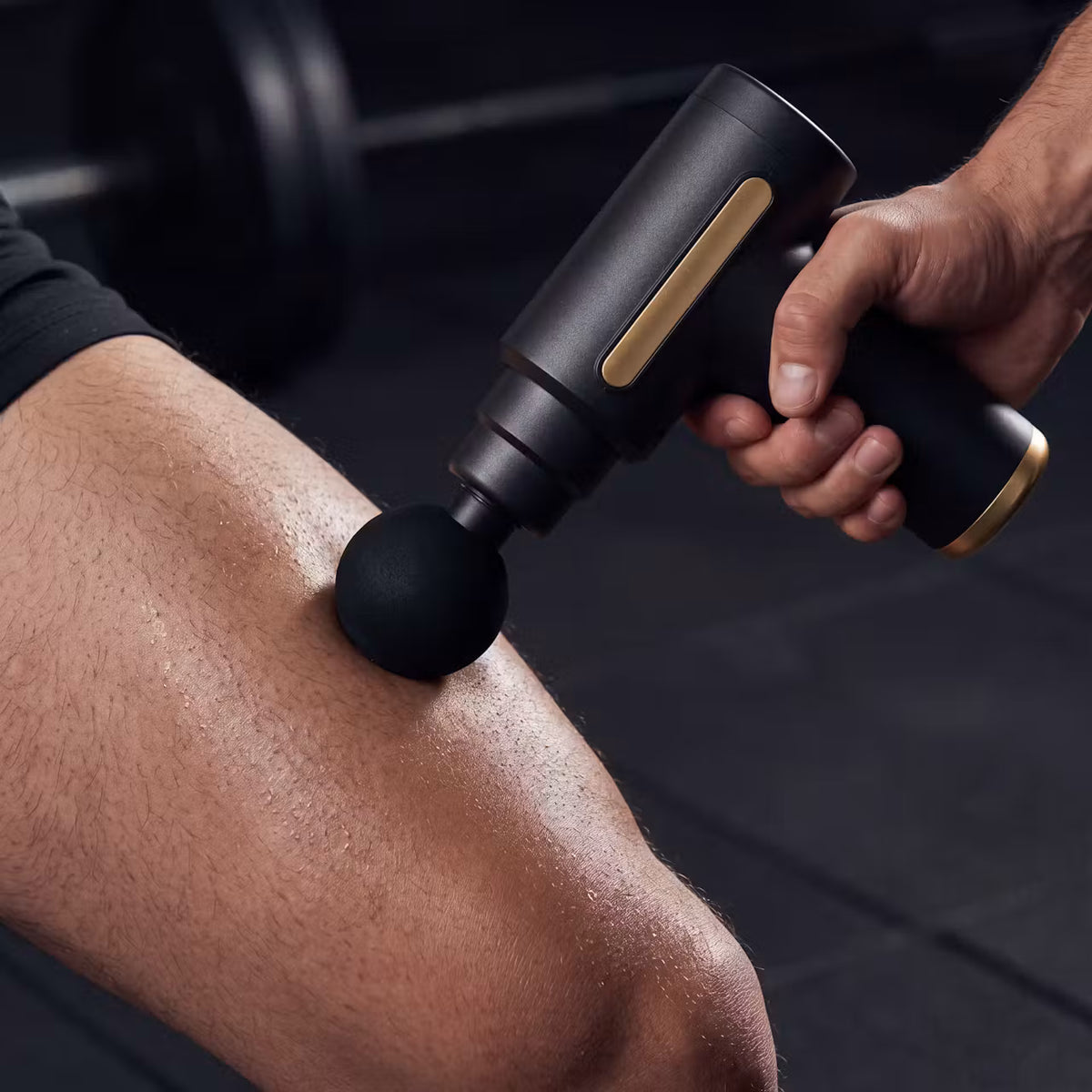 Elektrische Massagepistole mit 4 Aufsätzen